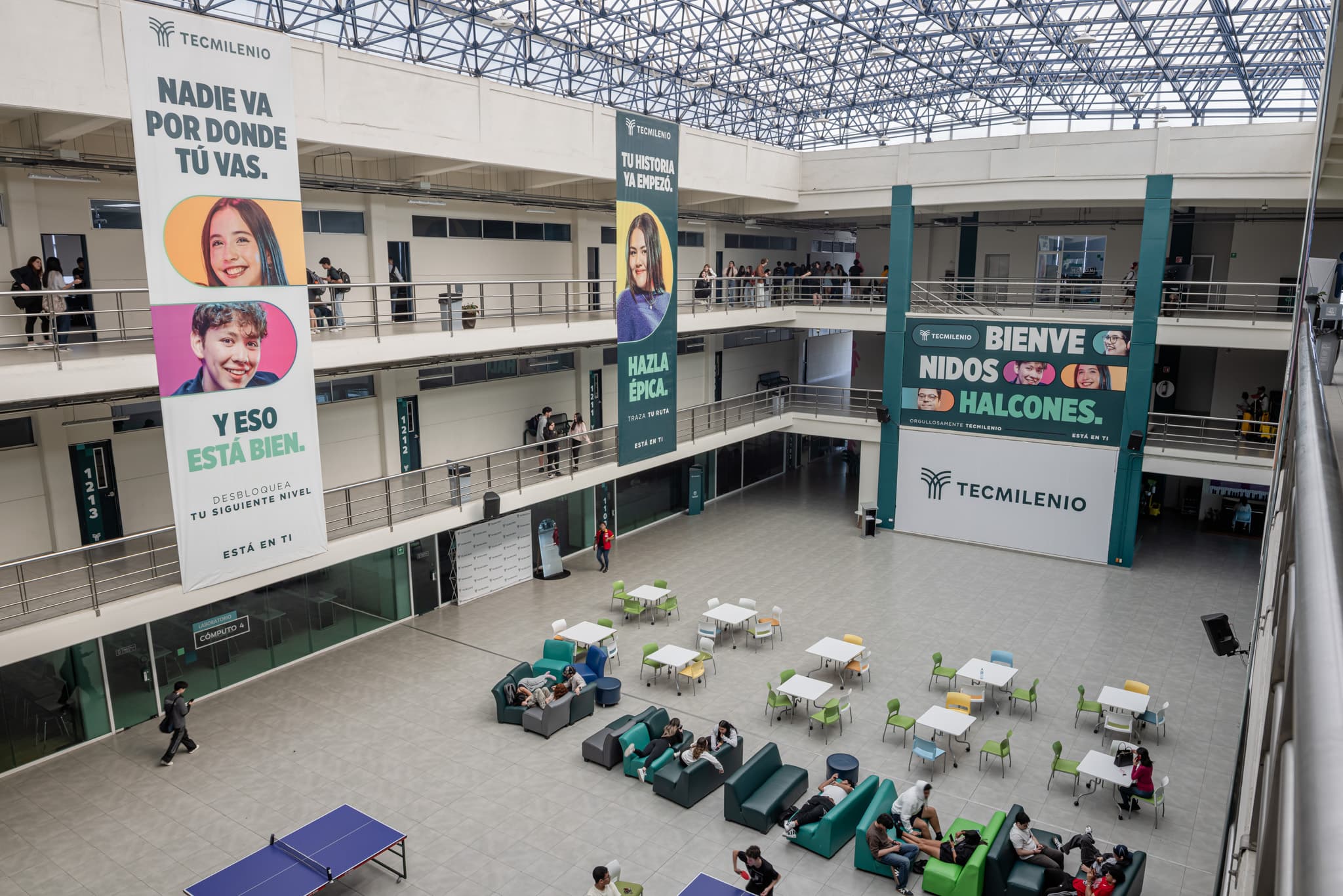 Atrio principal de campus cumbres