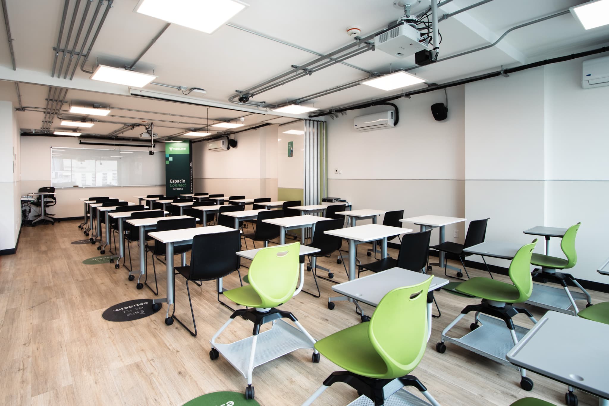 Aula de clases espacio connect reforma